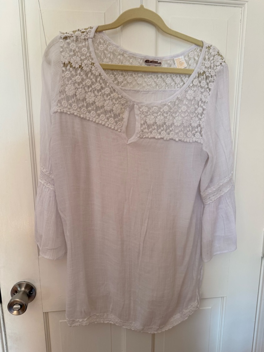 White Lace Yoke Women's Peasant Top by-measuring 28 1/2 x 23“, size extra large